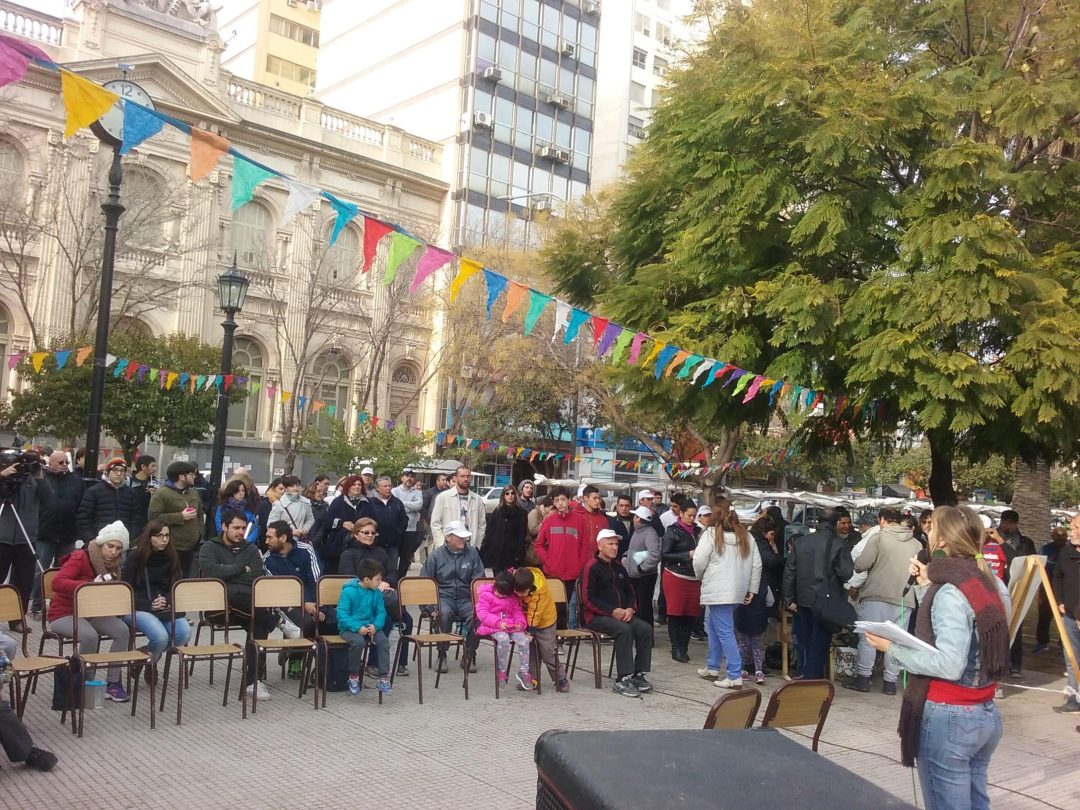 Contraacto por el 9 de julio en la Plaza Rivadavia