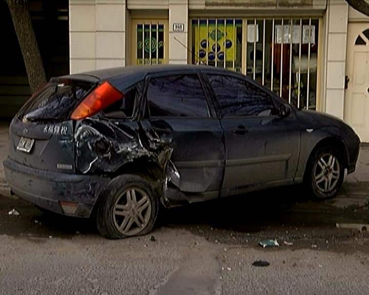 Un colectivo chocó un auto estacionado y escapó del lugar