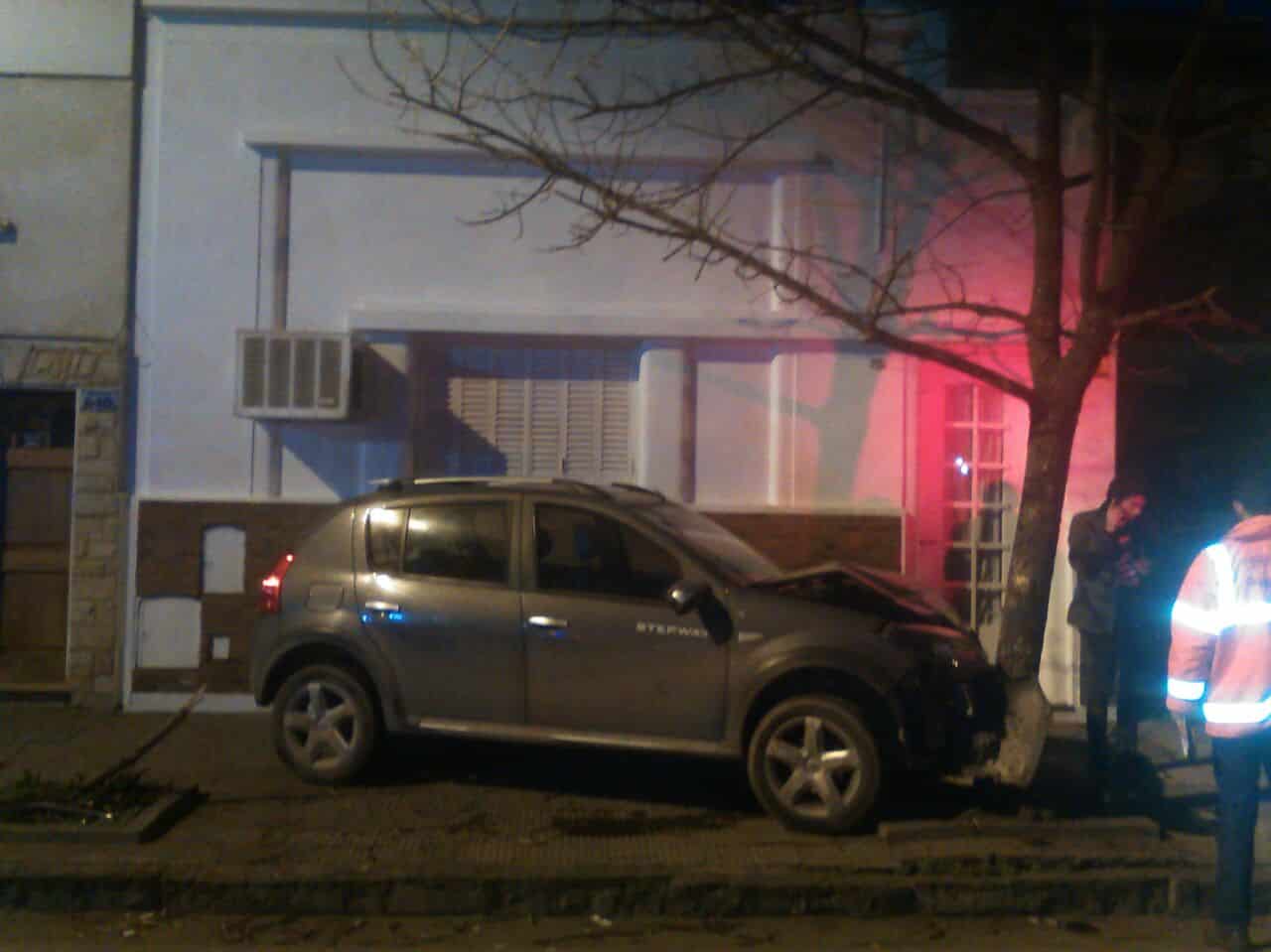 Se subió a la vereda, arrancó un cesto, chocó una casa y terminó contra un árbol