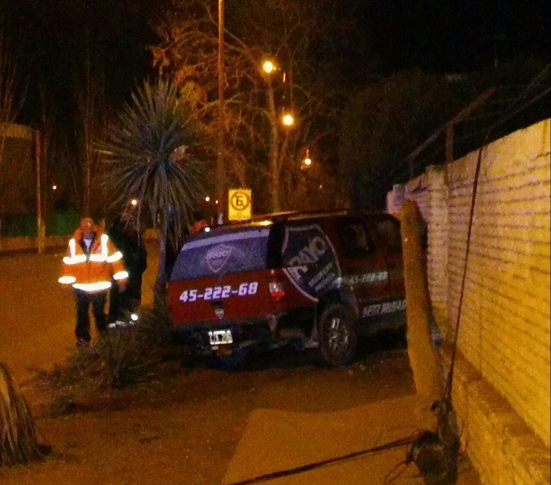 Perdió el control de su camioneta y terminó contra un paredón