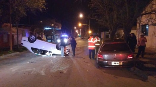 Chocó un auto estacionado y volcó