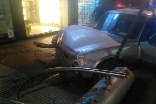 Mirá el video del auto que se metió en contramano y chocó en la semipeatonal de Alsina