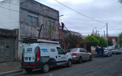 Podaba un árbol y le quemó electrodomésticos a los vecinos