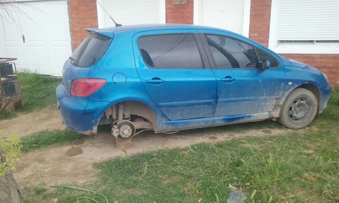 Estacionó el auto en su casa y le robaron las ruedas