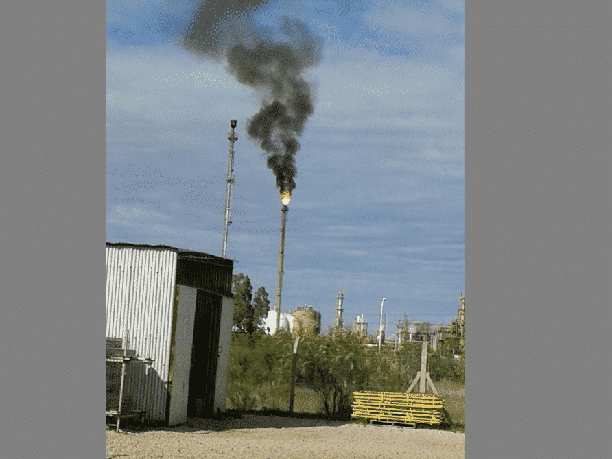 Una nube de humo negro generó preocupación en White