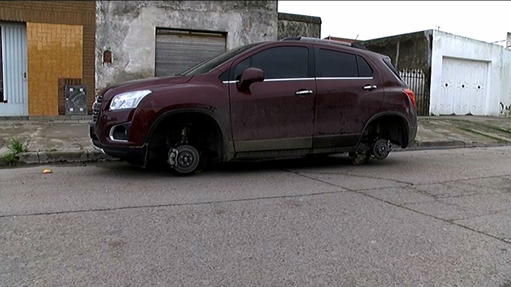 Lo dejaron “descalzo”: le robaron las ruedas de su camioneta