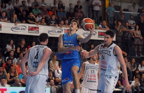 Bahía Basket aplastó a Peñarol y cortó la mala racha