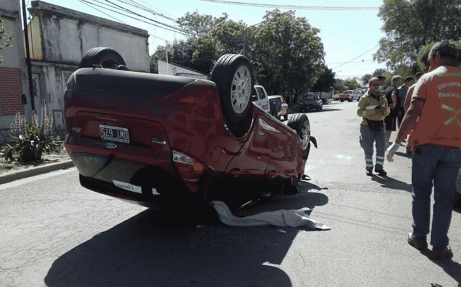 Choque y Vuelco en Paunero 180