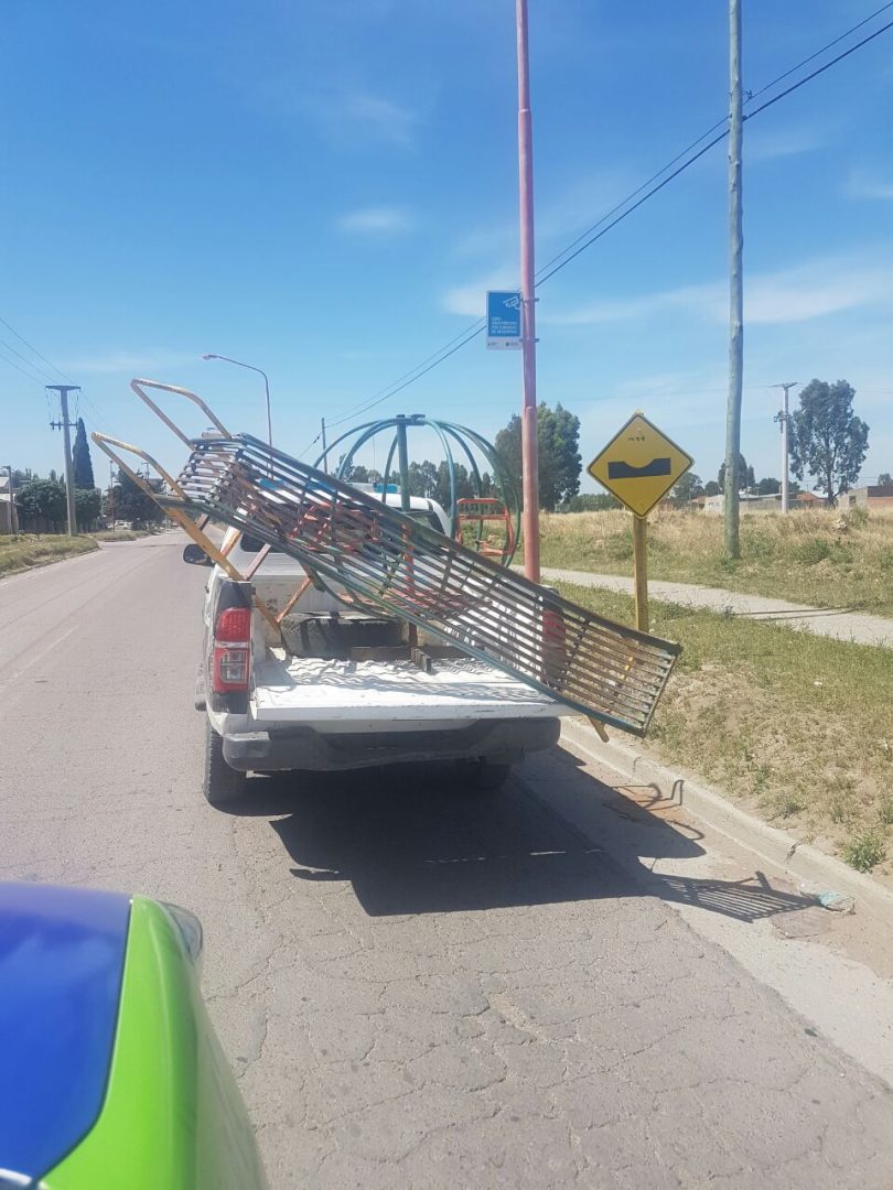 Lo detuvieron cuando se robaba un tobogán y una calesita