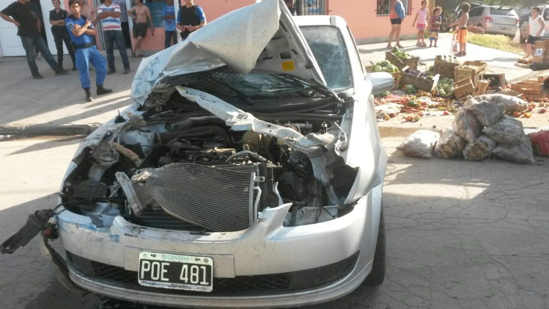 Sufrió serias heridas al chocar contra una camioneta cargada de frutas y verduras