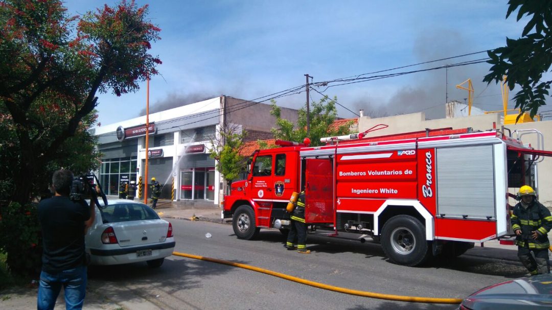 Un incendio destruyó parte de una concesionaria