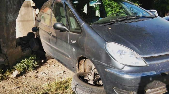 Un auto derribó un paredón tras un choque