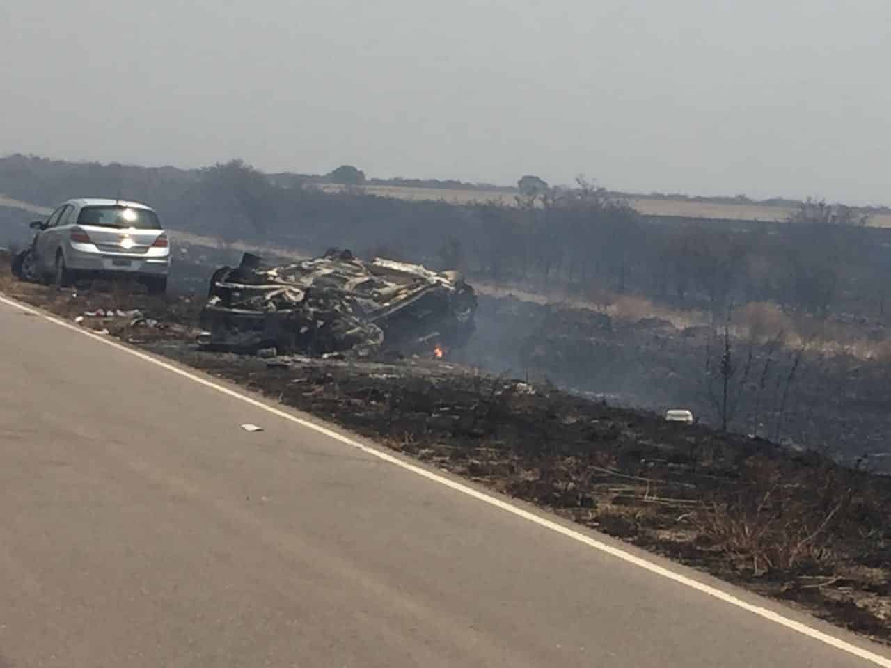 Vio el humo de los incendios y cuando se quiso volver chocó, dos muertos