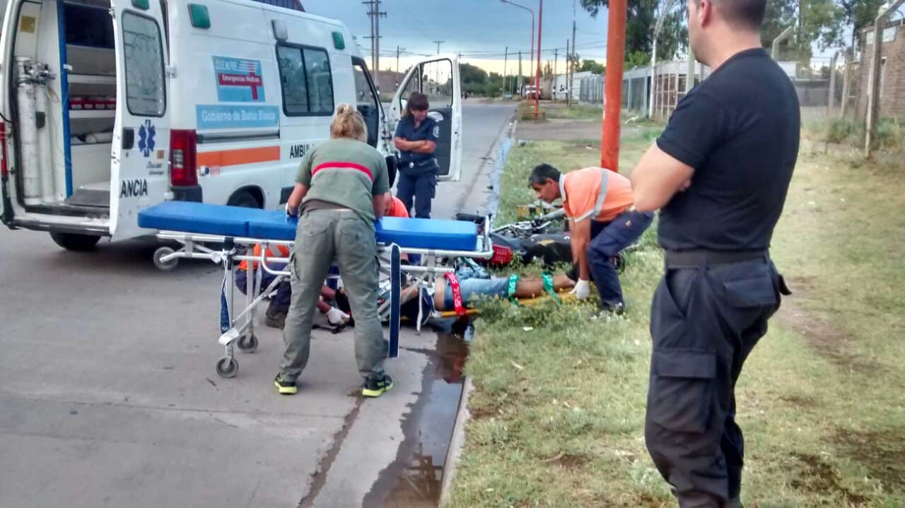 Un motociclista de 22 años está grave luego de chocar contra un poste