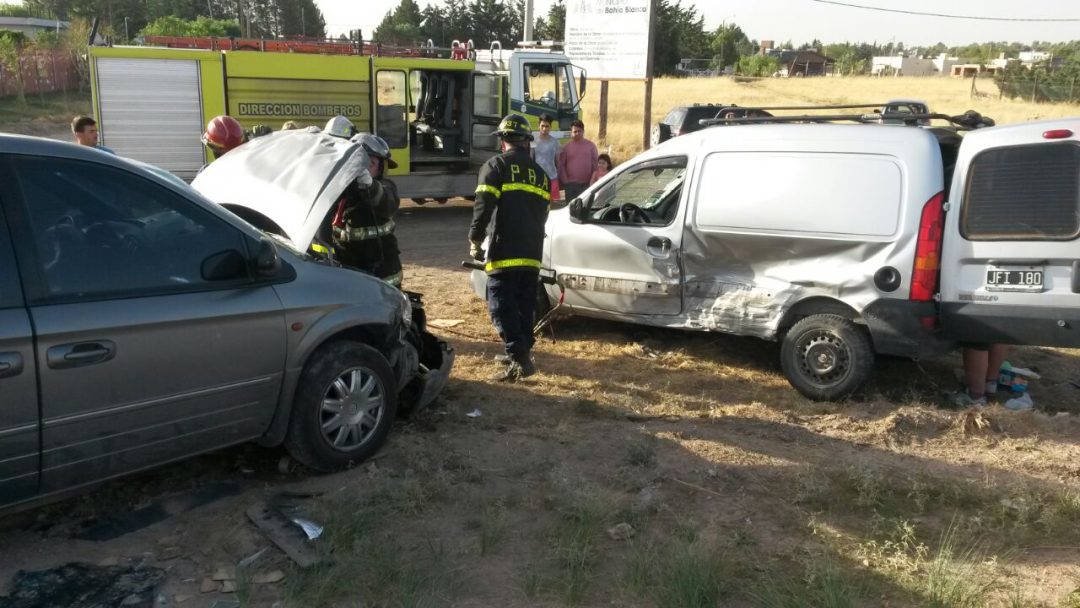 Tres heridos en un choque y vuelco en la ruta 33