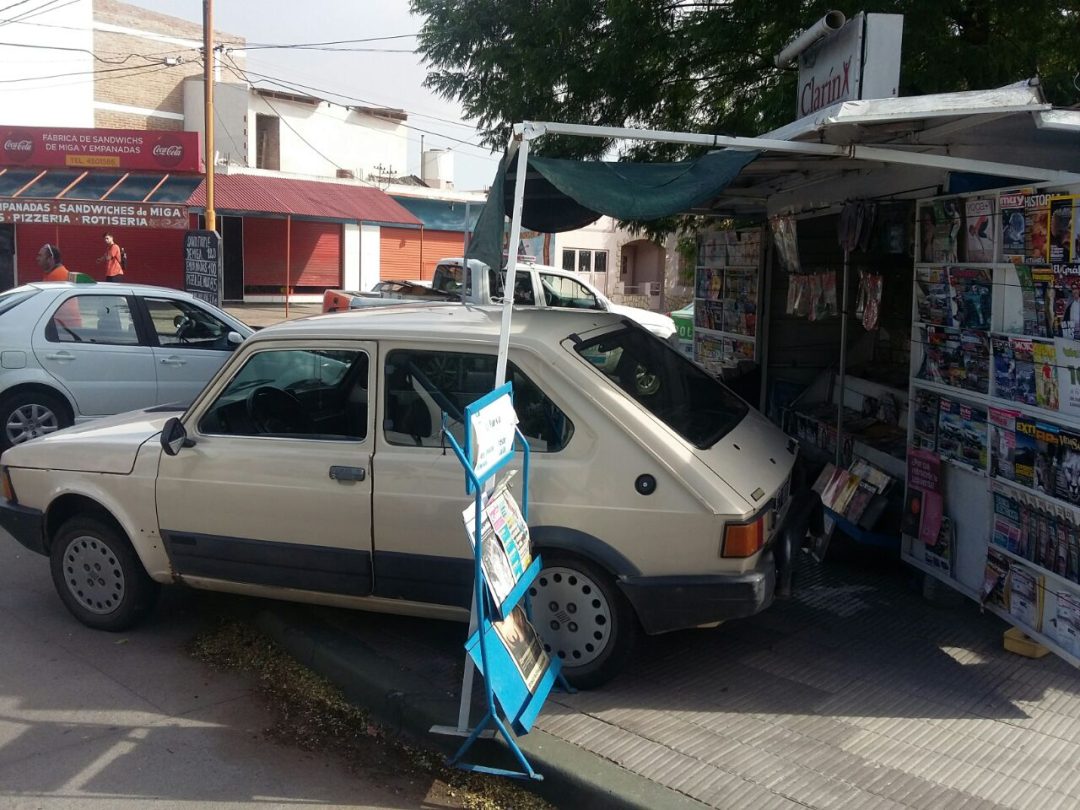 Se incrustó contra un puesto de venta de diarios y revistas