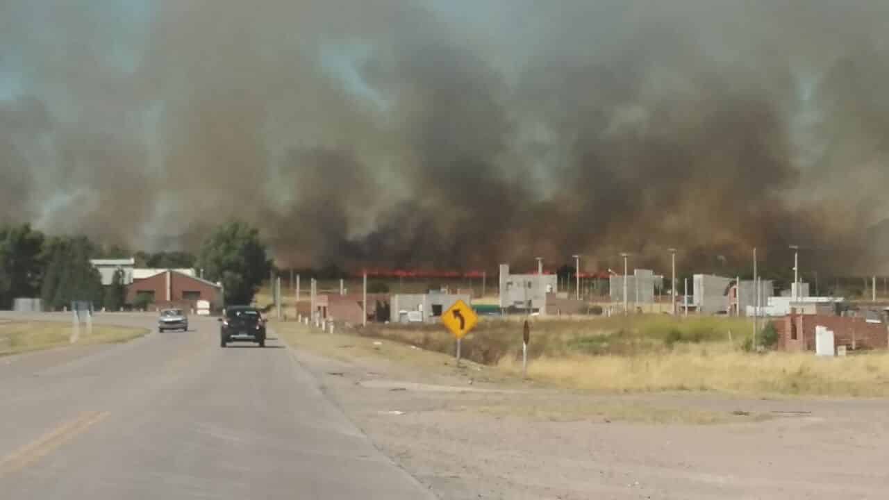 Incendio de pastos afectó al predio del ejército y los vecinos colaboraron para que no llegue a sus casas