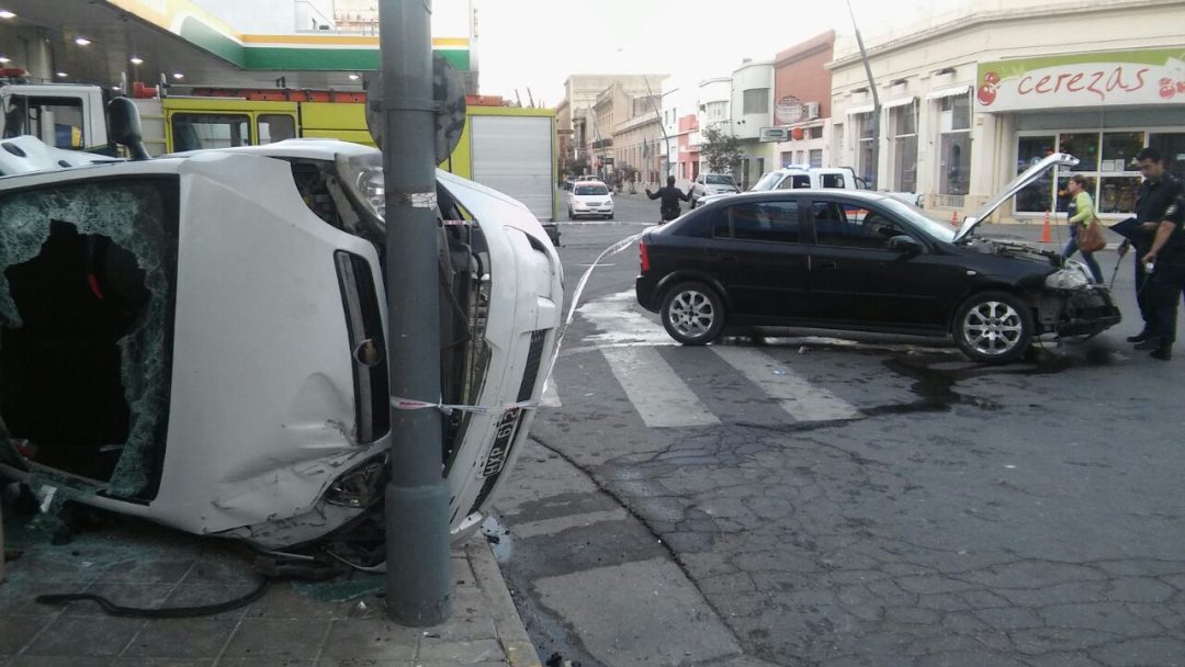 Un prefecto alcoholizado chocó e hizo volcar a un taxi