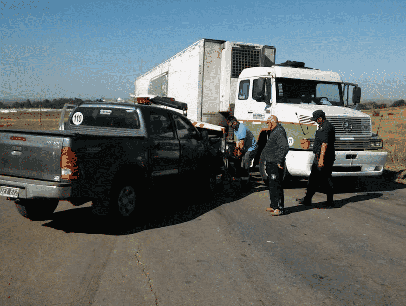 Choque entre camión y camioneta en Espora