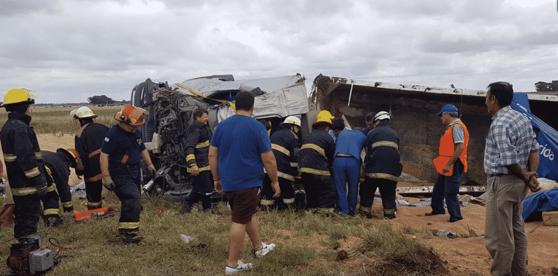 Un camionero quedó atrapado en la cabina tras volcar en la ruta 51