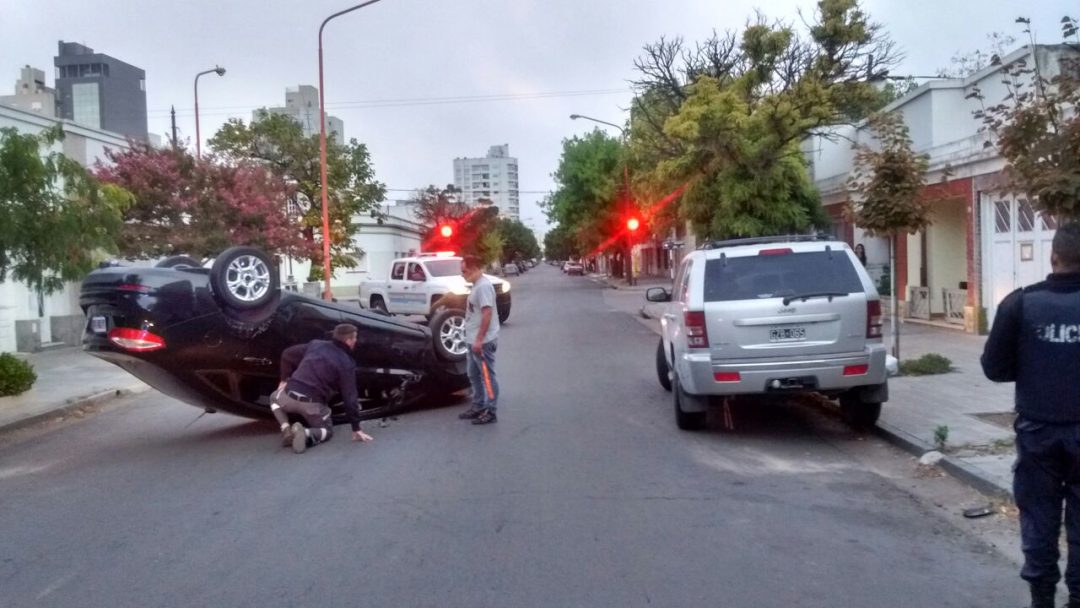 Iba al trabajo, chocó y terminó vocando