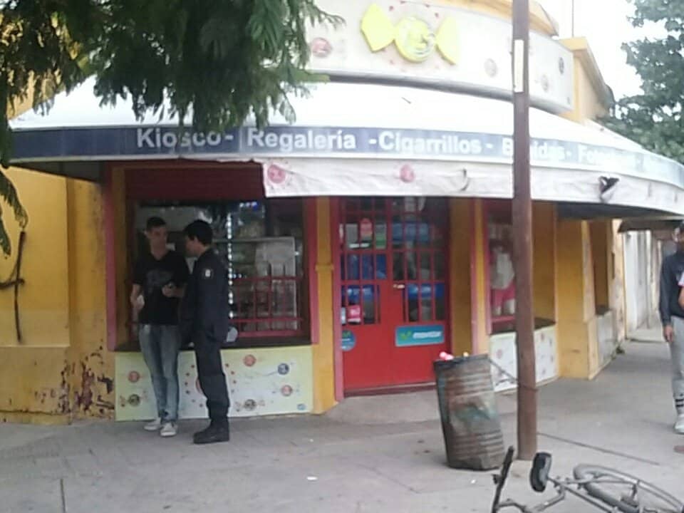 A los tiros, asaltaron el kiosco de Bolivia y Colón