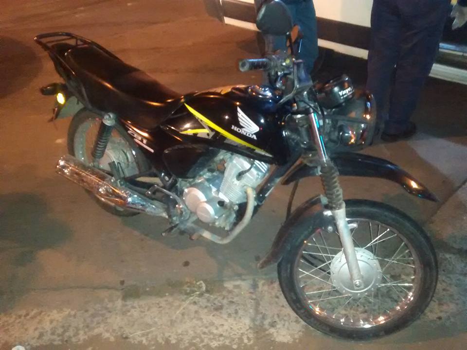 Chocó a una moto y se fugó