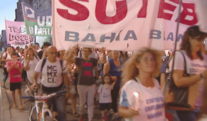 Multitudinaria marcha de antorchas en Bahía Blanca