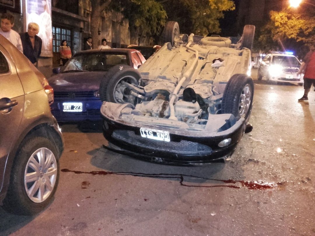 Choque y vuelco, un herido en el microcentro bahiense