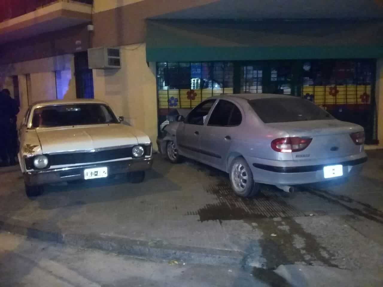 Chocó contra otro auto y terminó incrustado en un comercio