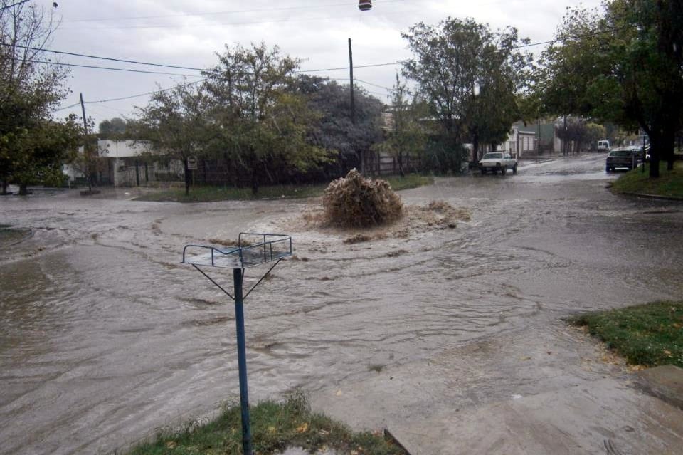 Una familia fue evacuada tras la lluvia