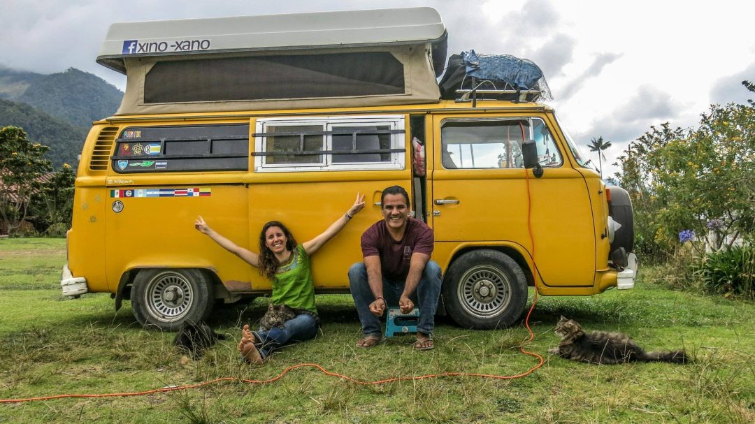 Eva y Juan en combi por Latinoamérica