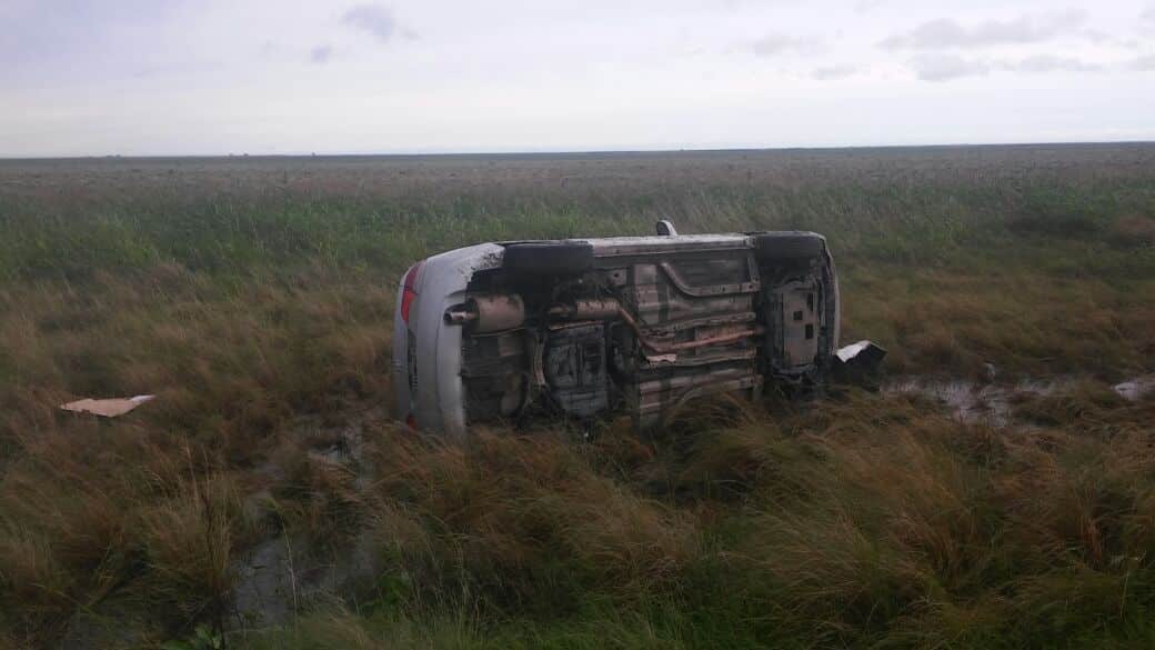 Perdió el control del auto y volcó en la ruta 35