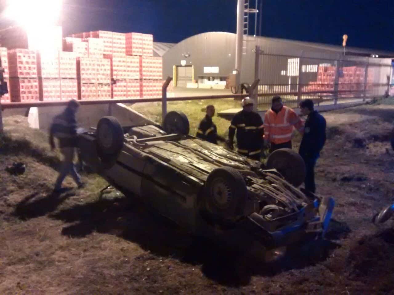 Perdió el control y volcó en la banquina