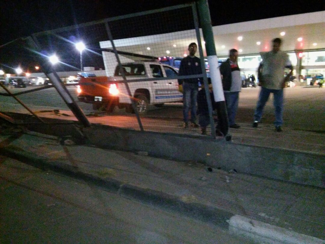 Un colectivo derribó el alambrado de la terminal