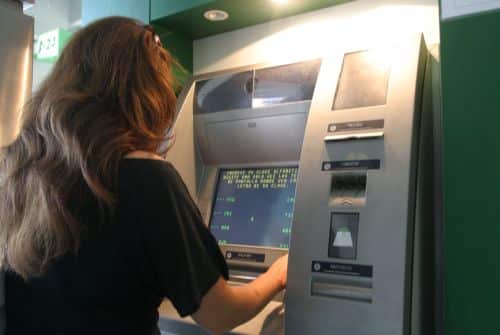 Volverán a cobrar un impuesto al sacar dinero en cajeros automáticos
