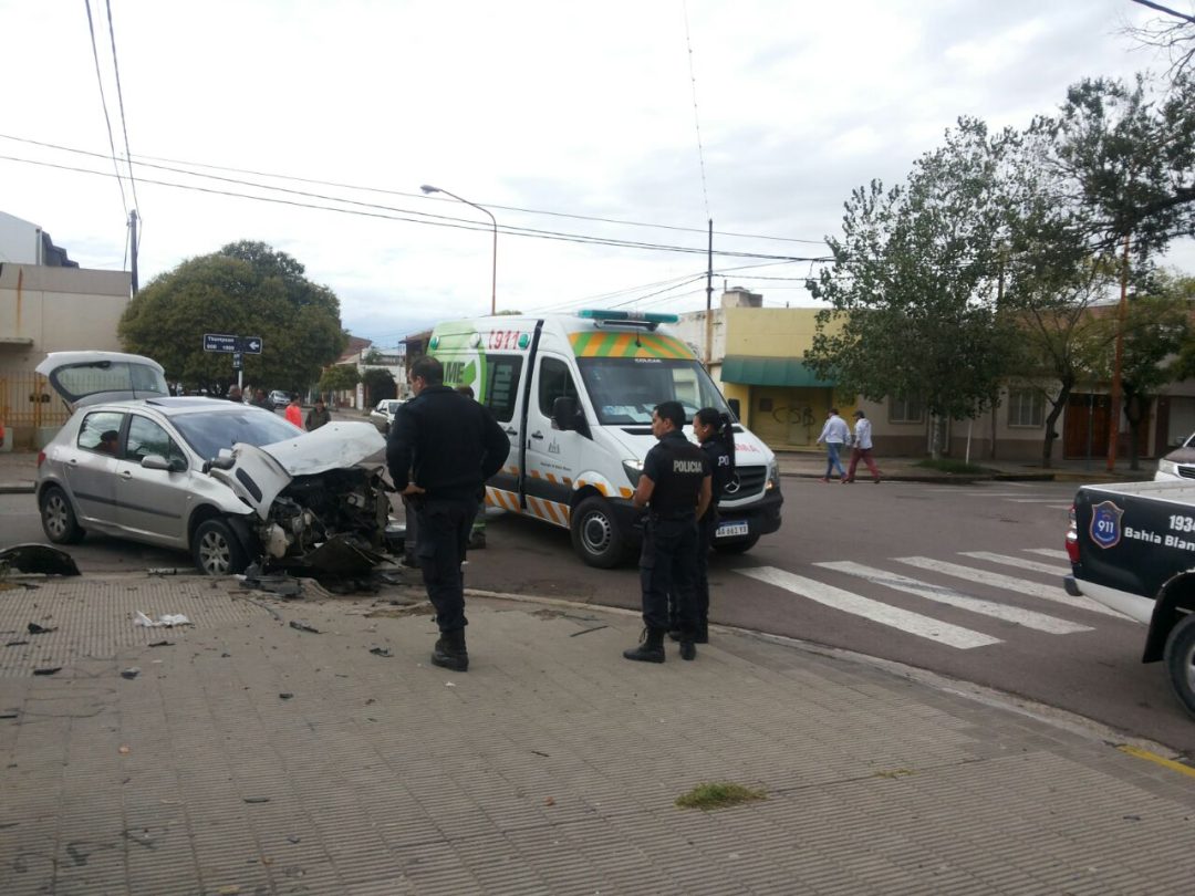 Fortisimo accidente entre un auto y un patrullero