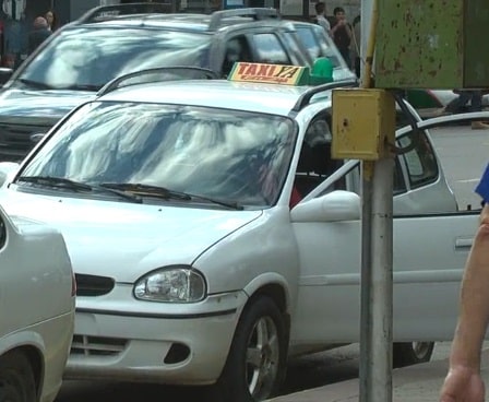 Taxista retuvo al menor que le quiso robar