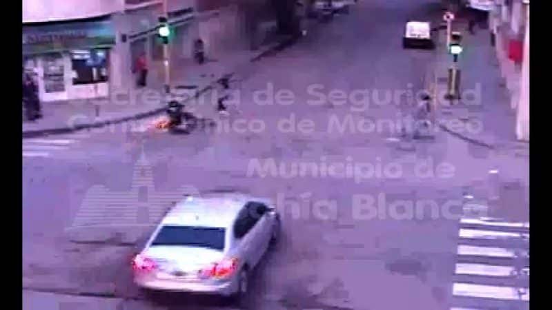 Video: una mujer fue atropellada por una moto