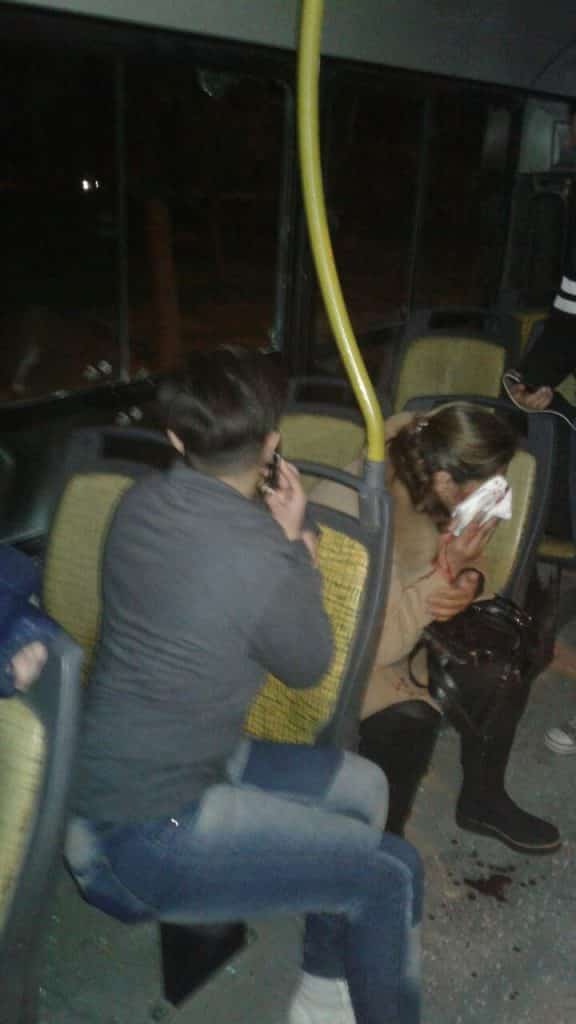 Apedrearon un colectivo y una mujer resultó lastimada