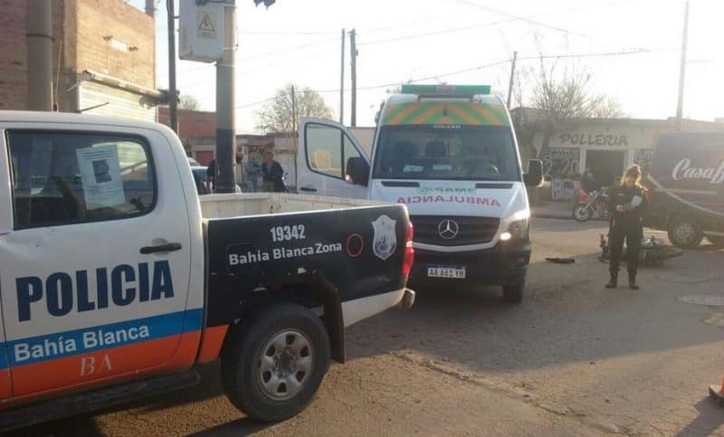 Motociclista herido al chocar con un movil policial