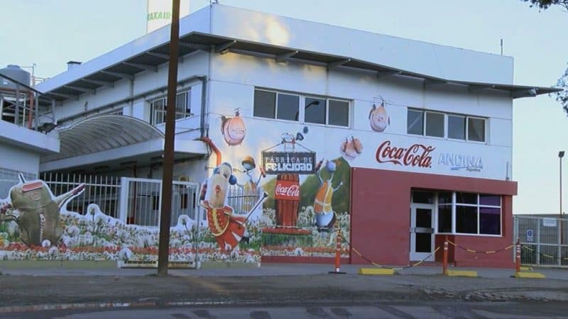 4 detenidos por querer robar en la planta de Coca Cola