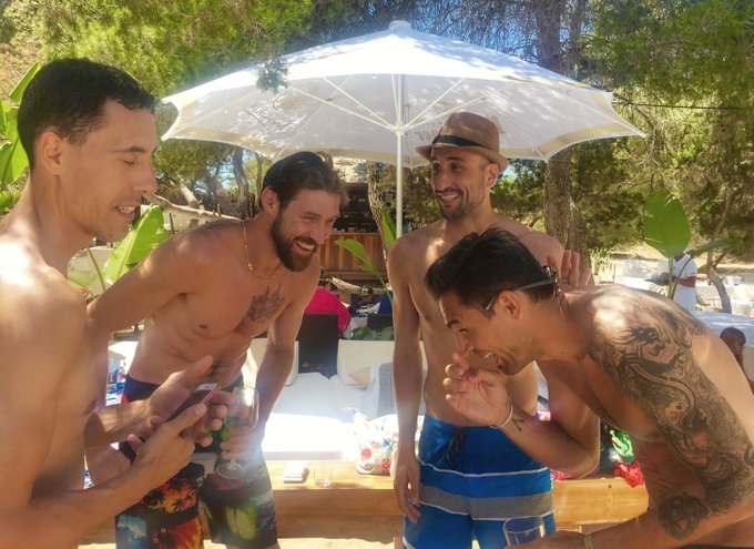 Manu de vacaciones con sus amigos de la generación dorada