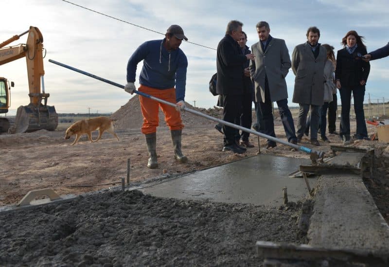 Marcos Peña recorrió los lotes del Procrear