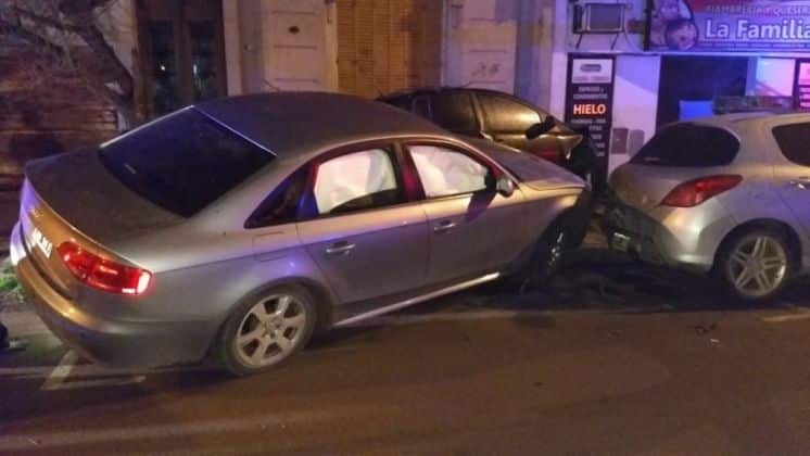 Iba borracho en aun Audi A4 y chocó dos autos estacionados