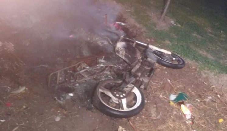 Drogado, robó una moto e incendió su propia casa