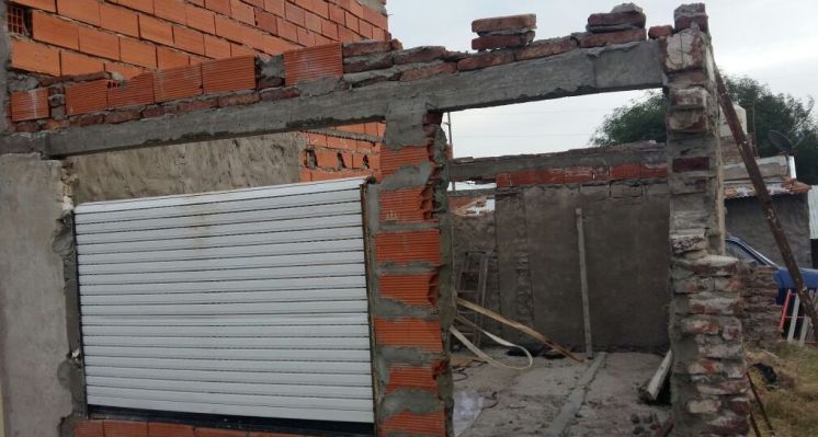 El viento le voló el techo y afectó cableado de la cuadra