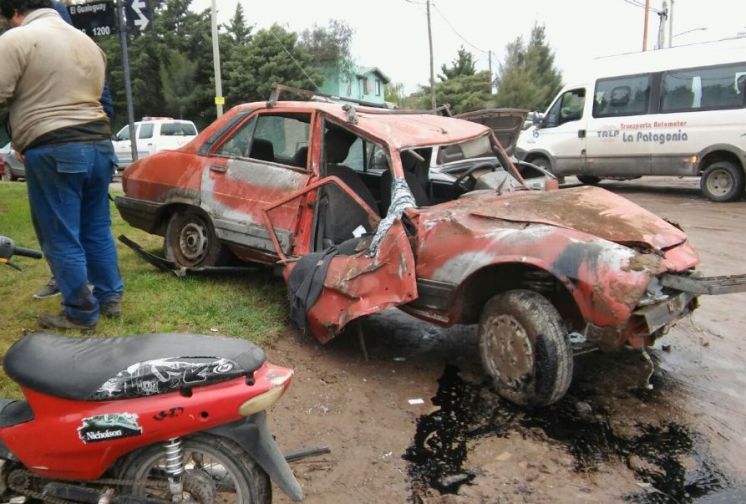 Perdió el control de su auto y chocó una casa