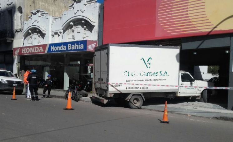 Camión choco frente de un taller. Una persona herida