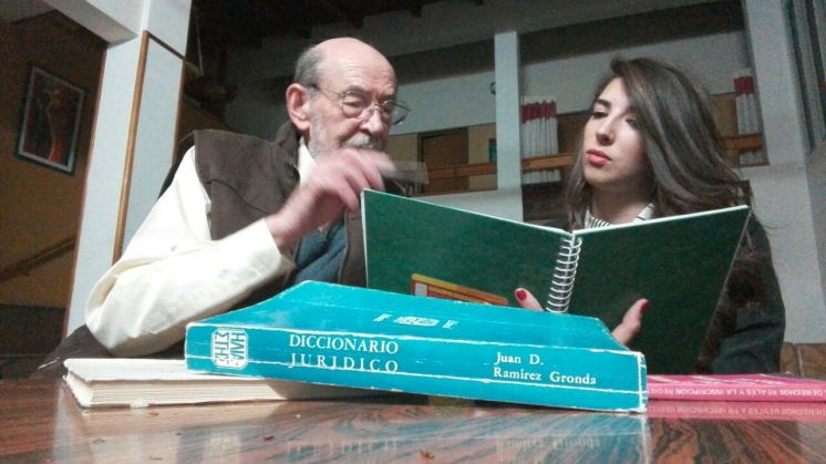 Abuelo y nieta estudiaron juntos y se recibieron de abogados